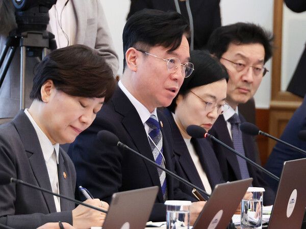 김영훈 노동부 장관이 24일 청와대에서 열린 국무회의에서&nbsp;이재명&nbsp;대통령 질문에 답하고 있다. [사진=연합뉴스]