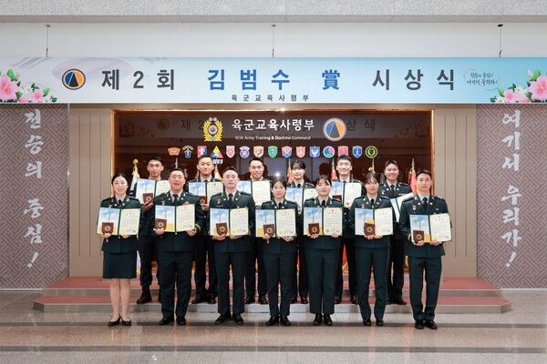 3월 23일 열린 제2회 김범수상 시상식에서는 김형태 대위 등 14명의 위관장교들이 수상의 영예를 안았다.&nbsp;[사진=ROTC중앙회]