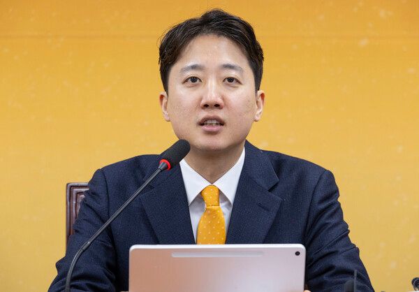 &nbsp;개혁신당&nbsp;이준석&nbsp;대표가 19일 국회에서 열린 최고위원회의에서 지방선거 혁신 관련 발언을 하고 있다. [사진=연합뉴스]