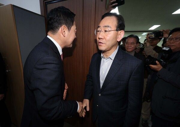 22일 오전 국민의힘 대구시당에서 열린 장동혁 대표와 지역 국회의원의 비공개 연석회의에서&nbsp;주호영&nbsp;의원이 장 대표와 악수를 하고 있다. [사진=연합뉴스]