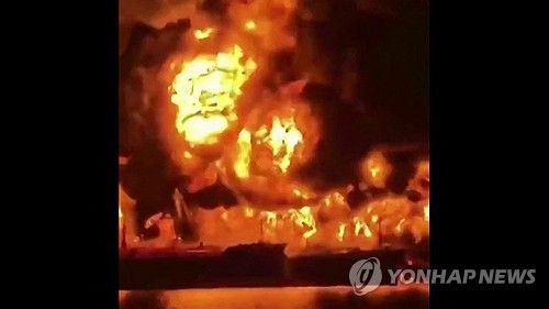이라크 근처 해역에서 불붙은 유조선. [사진=AFP=연합뉴스) 2026년 3월 12일 소셜 미디어에 게시된 사진으로, 이라크 근처 해역에서 불이 붙은 유조선 2척의 모습이 담겨 있다. [보도용으로만 사용 가능. 크레딧 원문 표시 유지 필수. 재판매 금지] (MANDATORY CREDIT AFP - SOURCE: UGC / UNKNOWN - DISTRIBUTED AS A SERVICE TO CLIENTS - NO RESALE)&nbsp;