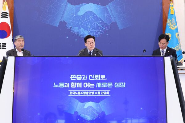 이재명&nbsp;대통령이 24일 청와대에서 열린 한국노총 초청간담회에서 발언하고 있다. [사진=연합뉴스]&nbsp;