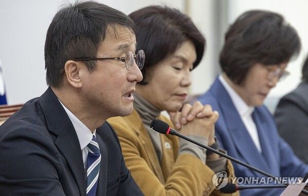 더불어민주당 한병도 원내대표가 24일 국회에서 열린 원내대책회의에서 발언하고 있다. 2026.3.24 [사진=연합뉴스]