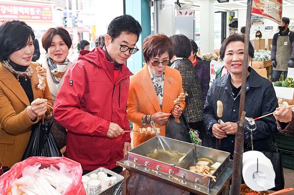 이철우 경상북도지사 예비후보가 구미 중앙시장을 방문하고 있다. / 사진=이철우 경상북도지사 예비후보 선거사무소