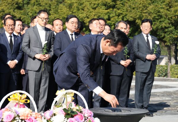 &nbsp;더불어민주당&nbsp;정청래&nbsp;대표가 23일 오전 경남 김해시 진영읍&nbsp;봉하마을 노무현 전 대통령 묘역을 참배하며 분향하고 있다. [사진=연합뉴스]