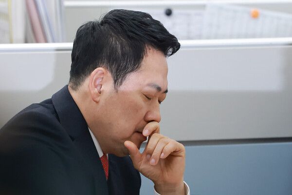 국민의힘&nbsp;장동혁&nbsp;대표가 25일 국회에서 박준태 당대표 비서실장과 대화하던 중 생각에 잠겨 있다. [사진=연합뉴스]