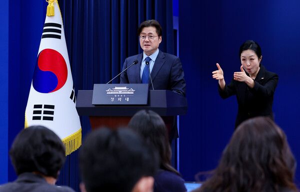 홍익표&nbsp;정무수석이 20일 청와대 춘추관에서 서울-양평 고속도로 사업 재개 관련 브리핑을 하고 있다. [사진=연합뉴스]