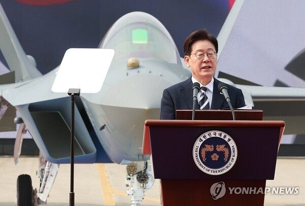 이재명 대통령이 25일 경남 사천 한국항공우주산업(KAI)에서 열린 KF-21 양산 1호기 출고식에서 격려사를 하고 있다 [사진=연합뉴스]