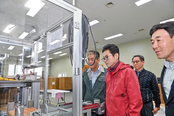 이철우 경상북도지사 예비후보가&nbsp;구미 산동읍 덕우전자 2공장을 방문해 생산 현장을 둘러보고 있다. / 사진=이철우 경상북도지사 예비후보 선거사무소