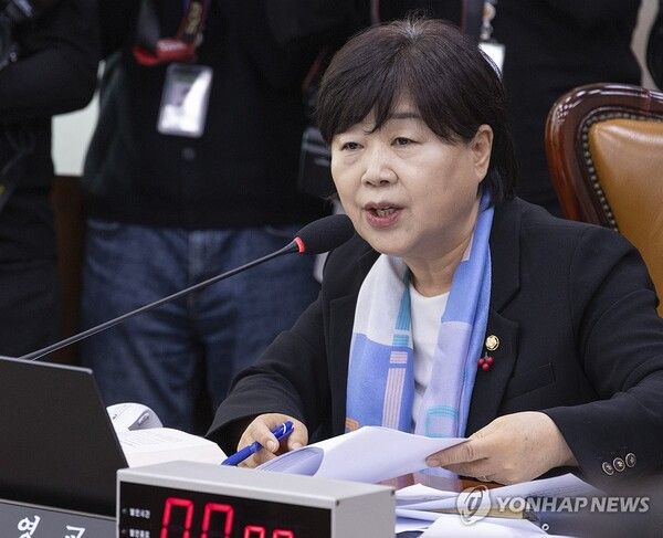 윤석열 정권 정치검찰 조작기소 의혹 사건 진상규명 국정조사특별위원회 위원장인 더불어민주당 서영교 의원이 25일 국회에서 열린 제2차 전체회의에서 국민의힘 의원들의 국조특위 위헌성 지적에 대해 답변하고 있다. 2026.3.25 [사진=연합뉴스]