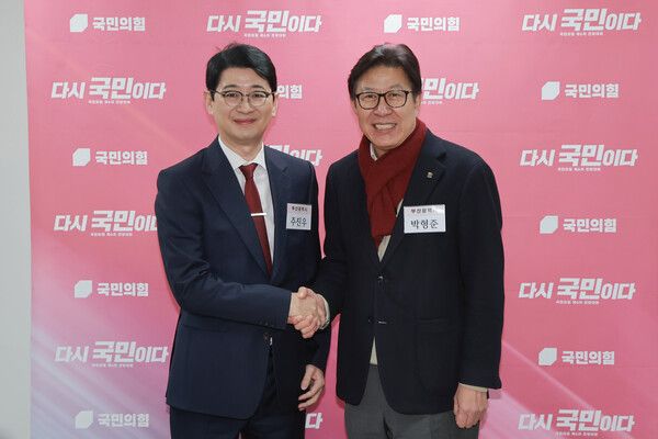 &nbsp;6·3 지방선거 부산시장에 도전하는&nbsp;박형준&nbsp;부산시장(오른쪽)과 국민의힘&nbsp;주진우&nbsp;의원이 11일 서울 영등포구 여의도 국민의힘 중앙당사에서 열린 광역단체장 후보 면접에 앞서 기념 촬영하고 있다. [사진=연합뉴스]