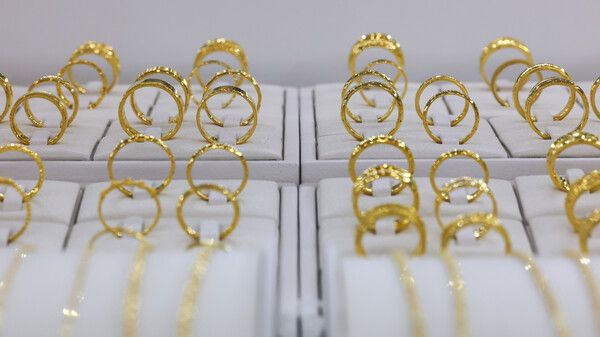 미국·이스라엘과 이란 간 전쟁이 격화하는 양상을 보이며 국내&nbsp;금&nbsp;시세가 8% 가까이 급락한 가운데 24일 서울 종로구 한국금거래소 본점에 골드바가 놓여있다.한국거래소에 따르면 23일 KRX금시장의 국내&nbsp;금&nbsp;시세(99.99_1kg)는 전장보다 7.87% 내린 1g당 20만8천530원으로 거래를 마감했다. [사진=연합뉴스]