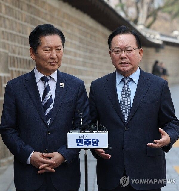 더불어민주당 정청래 대표와 김부겸 전 국무총리가 26일 서울 중구 달개비에서 회동을 마친 뒤 취재진에게 내용을 설명하고 있다. 2026.3.26 [사진=연합뉴스]