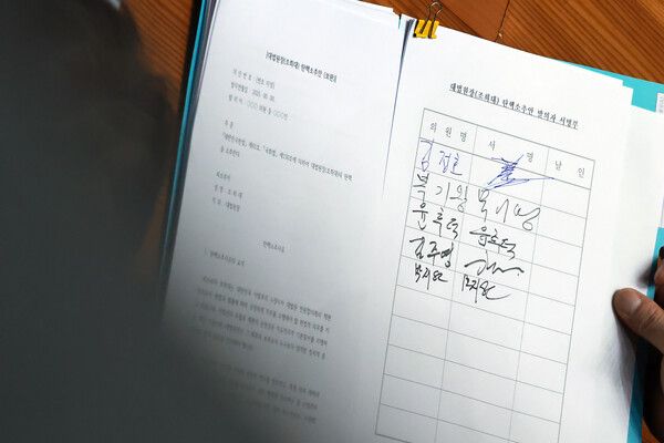 &nbsp;19일 국회에서 열린 3월 임시국회 2차 본회의에서 더불어민주당 민형배 의원이 의원들에게&nbsp;조희대&nbsp;대법원장 탄핵소추안 발의 서명을 받고 있다. [사진=연합뉴스]