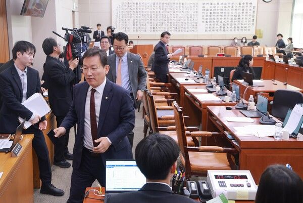 25일 국회에서 열린 윤석열 정권 정치검찰 조작기소 의혹 사건 진상규명 국정조사특별위원회 제2차 전체회의에서 위원회 운영일정에 관한 건 의결을 앞두고 야당 간사인&nbsp;국민의힘&nbsp;김형동 의원 등&nbsp;국민의힘&nbsp;특위 위원들이&nbsp;퇴장하고 있다. [사진=연합뉴스]