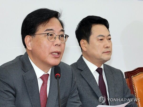 국민의힘 송언석 원내대표(왼쪽)가 26일 국회에서 열린 최고위원회의에서 발언하고 있다. 오른쪽은&nbsp;장동혁&nbsp;대표. [사진=연합뉴스]