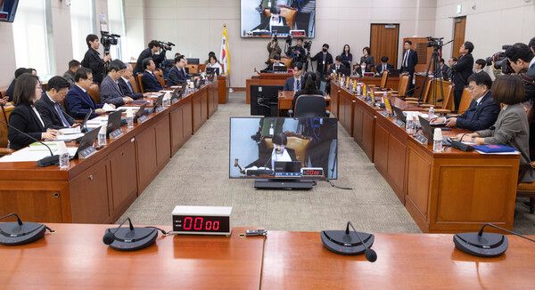 &nbsp;25일 국회에서 열린 윤석열 정권 정치검찰 조작기소 의혹 사건 진상규명 국정조사특별위원회 제2차 전체회의에서 여당 의원들이 국민의힘 의원들이 퇴장한 가운데 증인 출석 명단과 조사 기관 등을 확정해 처리하고 있다.[사진=연합뉴스]