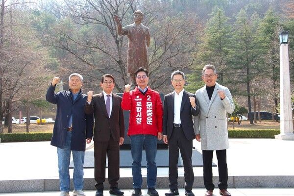 故&nbsp;박태준 포스코 명예회장의 맏사위인 윤영각 파빌리온인베스트먼트 회장이 문충운 포항시장 예비후보와 함께 포스텍 내에 위치한 박태준 명예회장의 동상에 참배한 후 파이팅을 외치고 있다. / 사진=문충운 포항시장 예비후보 선거사무소