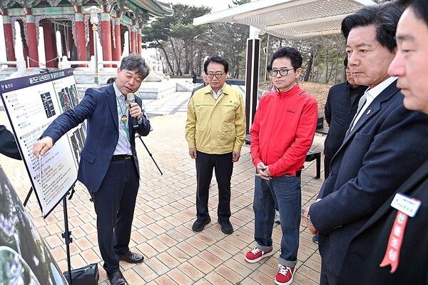 오션리조트 개발 현장을 방문해 설명을 듣고 있는&nbsp;이철우 경북도지사 예비후보 / 사진=이철우 경북도지사 예비후보 선거사무소