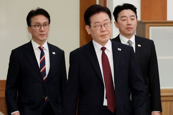 이재명&nbsp;대통령이 26일 청와대에서 비상경제점검회의에 입장하고 있다. [사진=연합뉴스]