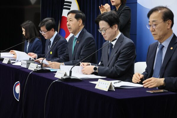 &nbsp;구윤철&nbsp;부총리 겸 재정경제부 장관이 26일 서울 종로구 정부서울청사에서 열린 에서 중동 전쟁에 따른 비상경제 대응방안을 발표하고 있다.&nbsp;왼쪽부터 김진아 외교부 2차관, 김성환 기후에너지환경부 장관,&nbsp;구윤철&nbsp;부총리, 김정관 산업통상부 장관, 김윤덕 국토교통부 장관. [사진=연합뉴스]