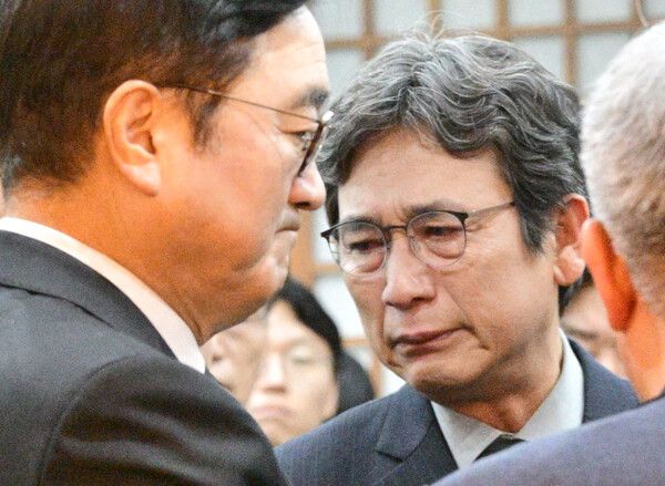 유시민&nbsp;전 노무현재단 이사장이 1월 27일 서울 종로구 서울대학교병원 장례식장에서 고 이해찬 전 국무총리의 빈소를 조문하고 있다. [사진=연합뉴스]