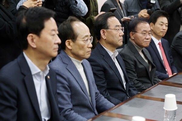 국민의힘 장동혁 대표가 22일 오전 대구시당에서 대구시장 공천과 관련해 대구지역 국회의원들과 만나는 자리에서 참석한 의원들이 굳은 표정으로 장 대표의 인사말을 듣고 있다. 사진 왼쪽부터 최은석, 추경호,&nbsp;주호영, 윤재옥, 유영하 의원 [사진=연합뉴스]