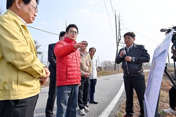울진 원자력수소 국가산업단지 후보지 현장을 방문한&nbsp;이철우 경북도지사 예비후보 / 사진=이철우 경북도지사 예비후보 선거사무소