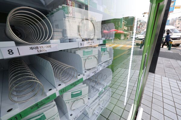 26일 서울 시내 한&nbsp;종량제&nbsp;봉투 자판기에 특수마대를 제외한 일반용 봉투 판매대가 대부분 비어 있다. [사진=연합뉴스]