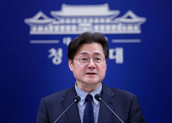 홍익표&nbsp;정무수석이 25일 청와대 춘추관에서 청와대 비상경제상황실 구성 관련 브리핑을 하고 있다. [사진=연합뉴스]