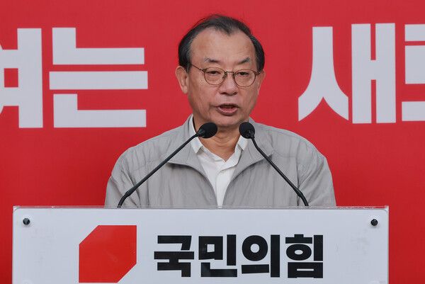 국민의힘&nbsp;이정현&nbsp;공천관리위원장이 22일 서울 영등포구 여의도 중앙당사에서 대구시장 후보와 관련해 브리핑하고 있다. 이 위원장은 이날 주호영·이진숙 예비후보를 컷오프했다고 밝혔다. [사진=연합뉴스]