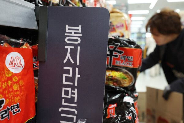 &nbsp;중동 사태에 따른&nbsp;나프타&nbsp;도입 차질 우려로 식품업계가 긴장하고 있다. 업체들은 당장 보유한 포장재 재고 물량이 1∼2개월 치에 불과하다며 사태가 장기화하면 제품 생산 중단 가능성도 있어 상황을 지켜보고 있다. 사진은 26일 서울의 한 대형마트에 진열된 봉지 라면 제품 모습. [사진=연합뉴스]