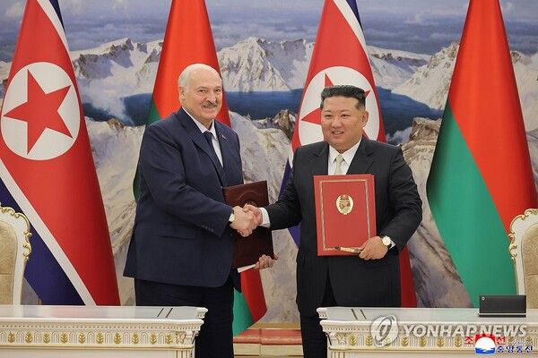 김정은 북한 국무위원장이 26일 알렉산드르 루카셴코 벨라루스 대통령과 정상회담을 하고 '조선민주주의인민공화국과 벨라루스공화국사이의 친선 및 협조에 관한 조약' 조인식을 진행했다 [사진=연합뉴스]