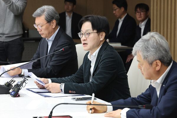 &nbsp;김정관&nbsp;산업통상자원부 장관(가운데)이 27일 서울 중구 대한상공회의소에서 중동 전쟁에 따른 공급망 위기 대응 방안을 논의하기 위해 6개 경제단체와의 긴급 간담회를 열고 발언하고 있다. [사진=연합뉴스]