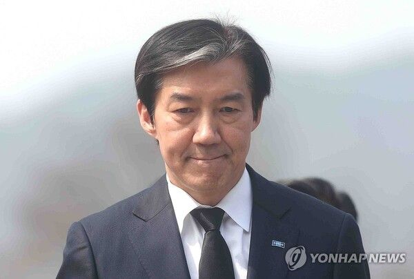 조국혁신당 조국 대표가 27일 오전 경남 김해시 진영읍 봉하마을 노무현 전 대통령 묘역이 있는 너럭바위 앞에서 입술을 깨물며 생각에 잠겨 있다. 2026.3.27 [사진=연합뉴스]