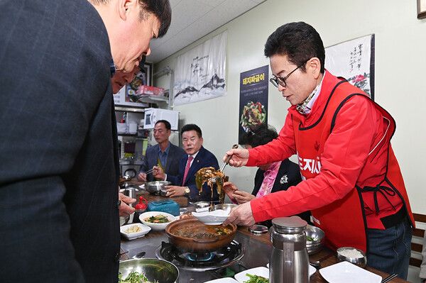 경산 중앙시장에서 배식 봉사에 나선&nbsp;이철우 경북도지사 예비후보 / 사진=이철우 경북도지사 예비후보 선거사무소