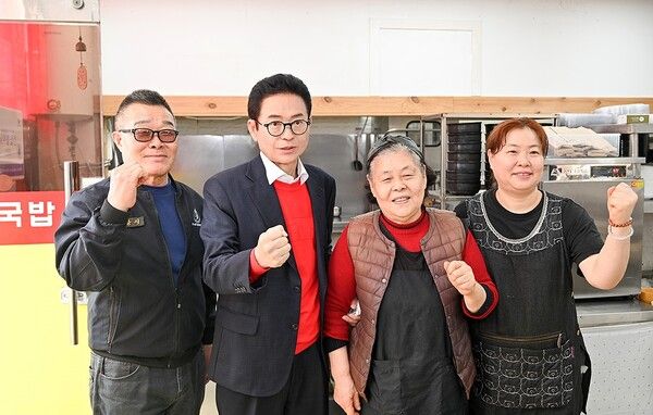 경북 최대 규모의&nbsp;죽도시장을 찾은&nbsp;이철우 경상북도지사 예비후보가 상인들과 소통의 시간을 가졌다. / 사진=이철우 경상북도지사 예비후보 선거사무소