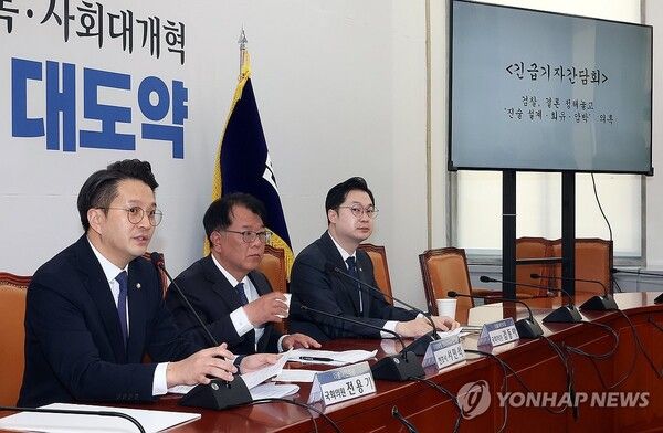 더불어민주당&nbsp;전용기&nbsp;의원(왼쪽)이 29일 국회에서 쌍방울 대북송금 사건 당시 이화영 전 경기도 평화부지사 변호인이었던 서민석 변호사가 당시 대북송금 담당 박상용 검사와 통화를 한 녹취록을 공개하며 발언하고 있다. 왼쪽부터 더불어민주당&nbsp;전용기&nbsp;의원, 전 이화영 평화부지사 변호인 서민석, 김동아 의원. [사진=연합뉴스]