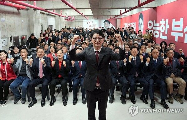 국민의힘&nbsp;주진우&nbsp;의원이 28일 오후 부산 연제구의 한 빌딩에서 열린 경선 사무소 개소식에서 파이팅을 외치고 있다. [주진우&nbsp;경선 캠프 제공] 2026.3.28