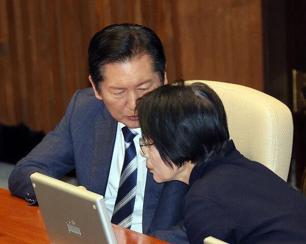 &nbsp;더불어민주당 정청래 대표가 지난달 3일 열린 국회 본회의에서&nbsp;최민희&nbsp;의원과 얘기를 나누고 있다. [사진=연합뉴스]