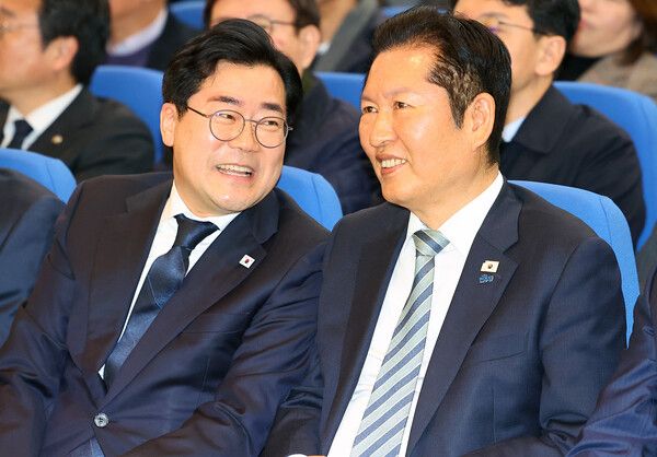 더불어민주당&nbsp;박찬대&nbsp;의원이 2일 인천 미추홀구 인하대학교에서 열린 본인의 출판기념회 '인천의 힘, G3 코리아'에서 정청래 대표와 대화를 나누며 미소 짓고 있다. 2026.3.2. [사진=연합뉴스]