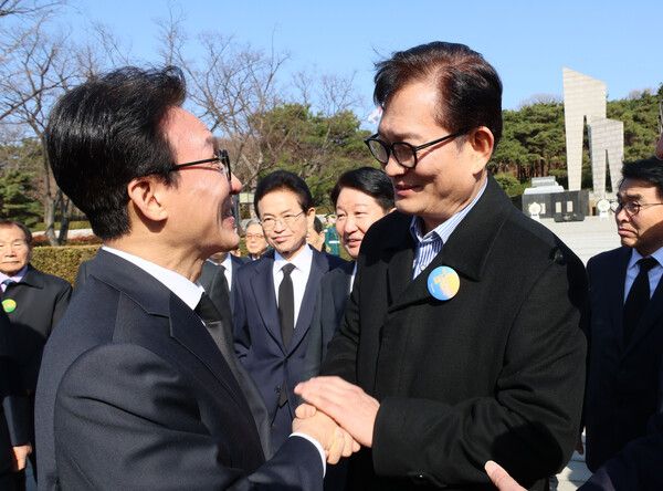 김민석 국무총리가 28일 대구 달서구 2·28 민주운동 기념탑에서 참배를 마친 뒤 더불어민주당&nbsp;송영길&nbsp;전 대표와 악수하고 있다. [사진=연합뉴스]