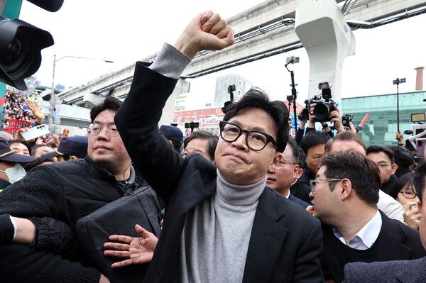 한동훈&nbsp;국민의힘 전 대표가 27일 오후 대구 서문시장을 찾은 자리에서 지지자들에게 인사하고 있다. [사진=연합뉴스]