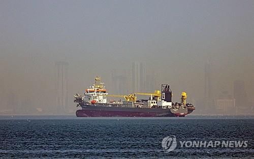 중동 정세 불안으로 아랍에미리트(UAE) 두바이 해안에 정박 중인 선박&nbsp;[사진=EPA=연합뉴스]
