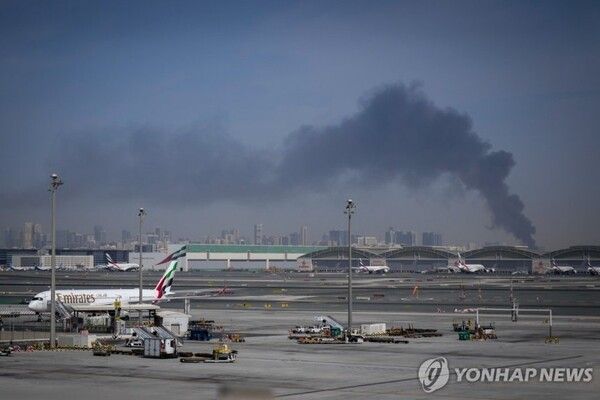 지난 1일 이란의 공격으로 연기 피어오르는 두바이 국제공항&nbsp;[사진=AP=연합뉴스]