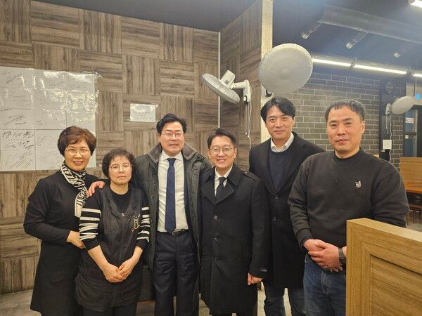 김남준 전 청와대 대변인은 출판기념회를 마친 2일 저녁 같은 날 인천시장 출마를 선언하고 출판기념회를 연 박찬대 의원, 한준호 의원과 비공개 만찬을 갖고 회동했다. [사진=한준호 의원 페이스북]