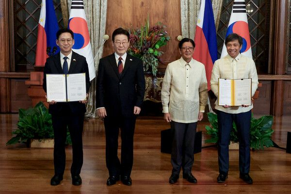 배경훈 부총리 겸 과기정통부 장관과 헨리 아구다 필리핀 정보통신기술장관이 3일 필리핀 마닐라 말라카냥궁에서&nbsp;이재명&nbsp;대통령과 페르디난드 마르코스 대통령이 참석한 가운데 디지털 협력에 관한 MOU를 체결한 뒤 기념촬영을 하고 있다. [사진=연합뉴스]