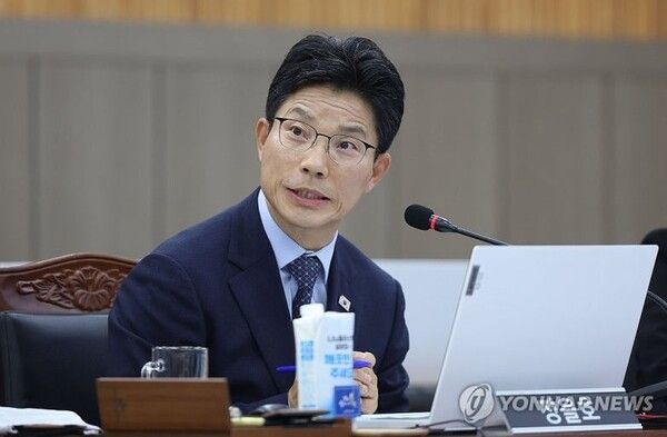 더불어민주당 정을호 의원이 2025년 10월 23일 경남 창원시 경남도교육청 2층 강당에서 열린 국회 교육위원회의 부산대·부산대병원·부산대치과병원·경상국립대·경상국립대병원 국정감사에서 질의하고 있다. [사진=연합뉴스]