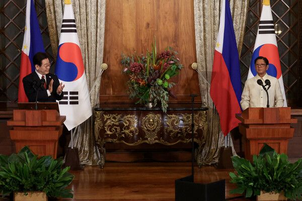 이재명&nbsp;대통령이 3일 마닐라 말라카냥궁에서 한-필리핀 정상회담 후 열린 공동언론발표에서 페르디난드 마르코스 필리핀 대통령 발언에 박수치고 있다. [사진=연합뉴스]