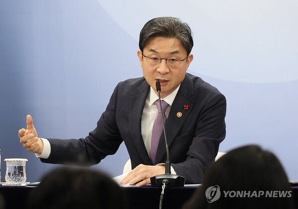 이억원 금융위원장이 28일 서울 종로구 정부서울청사에서 출입기자단 월례 간담회를 하고 있다. 사진=연합뉴스&nbsp;